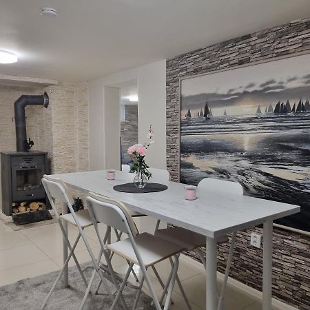 Appartement Moonlight - Trevlig Kallarlagenhet à Broby Extérieur photo