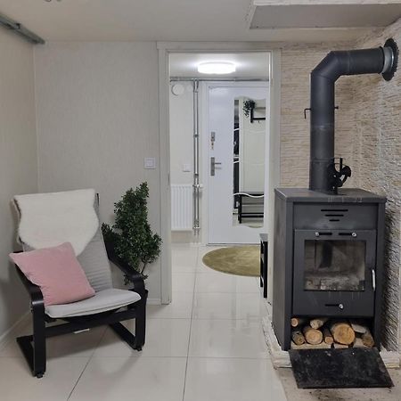 Appartement Moonlight - Trevlig Kallarlagenhet à Broby Extérieur photo