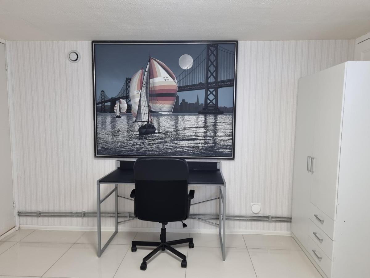 Appartement Moonlight - Trevlig Kallarlagenhet à Broby Extérieur photo