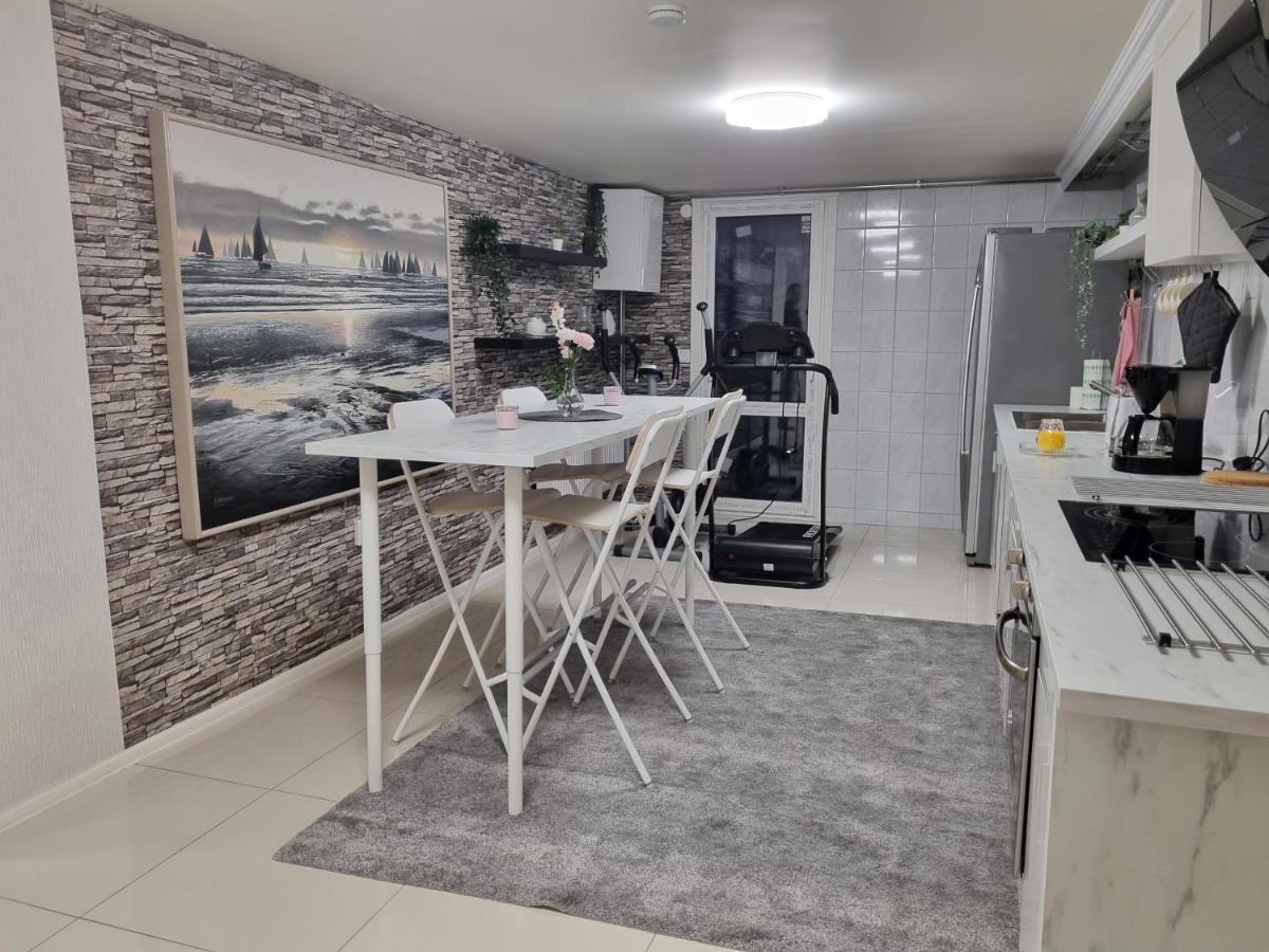 Appartement Moonlight - Trevlig Kallarlagenhet à Broby Extérieur photo