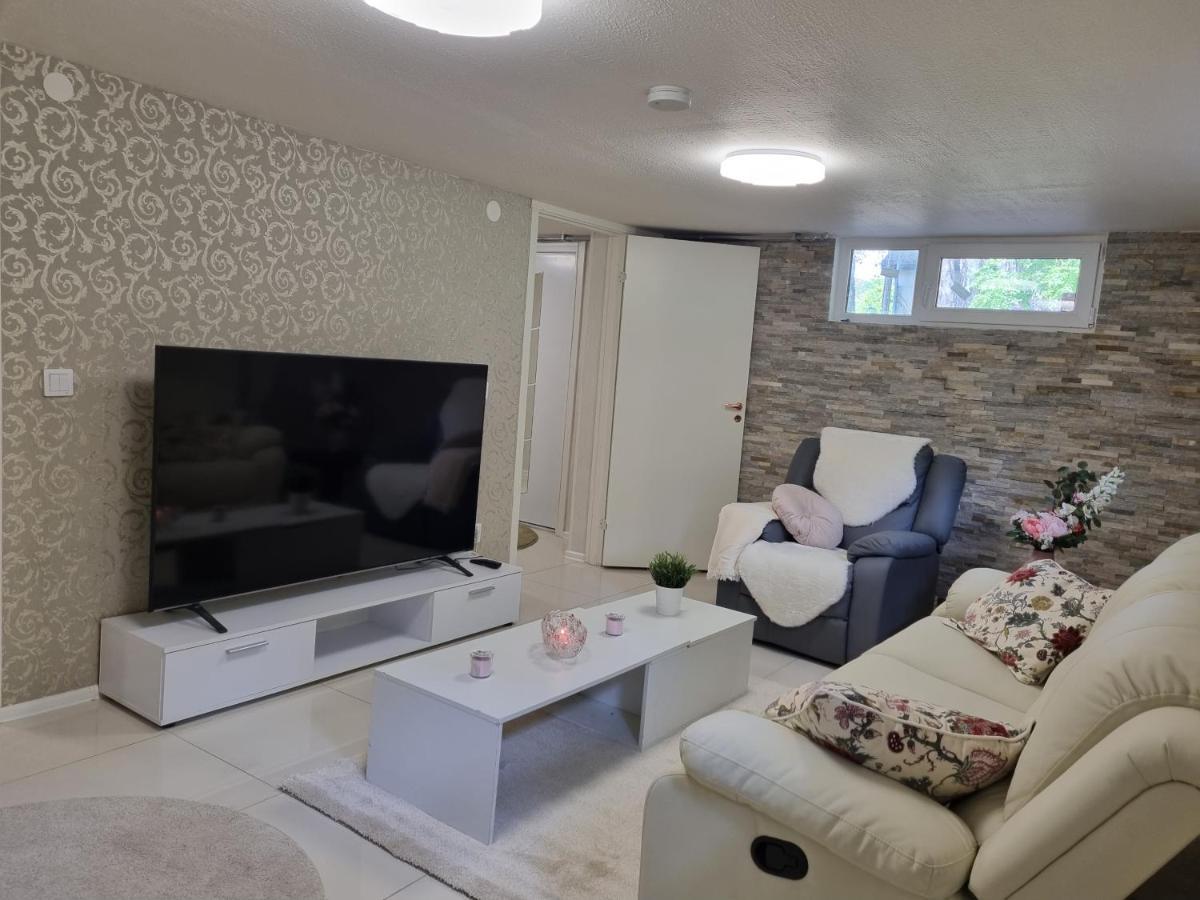 Appartement Moonlight - Trevlig Kallarlagenhet à Broby Extérieur photo