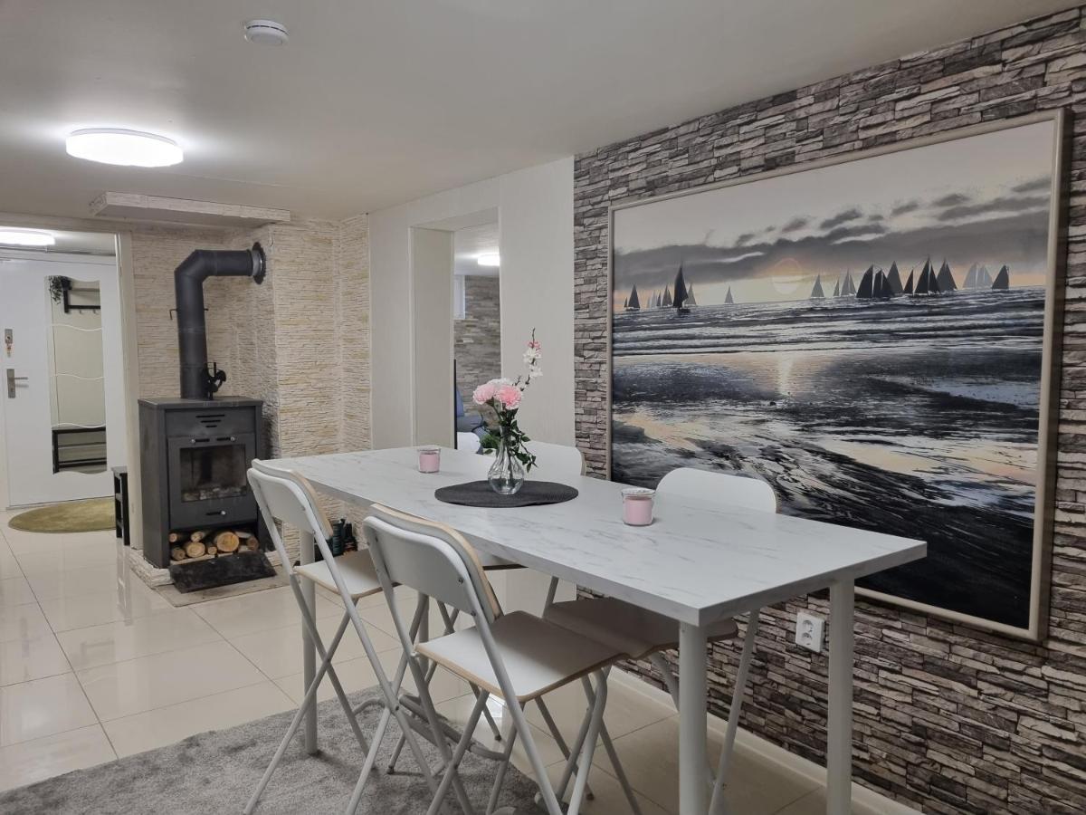 Appartement Moonlight - Trevlig Kallarlagenhet à Broby Extérieur photo