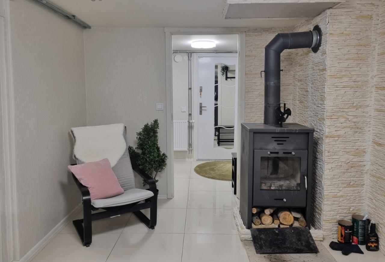 Appartement Moonlight - Trevlig Kallarlagenhet à Broby Extérieur photo
