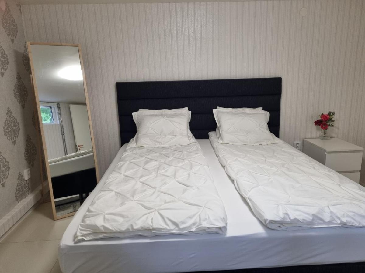 Appartement Moonlight - Trevlig Kallarlagenhet à Broby Extérieur photo