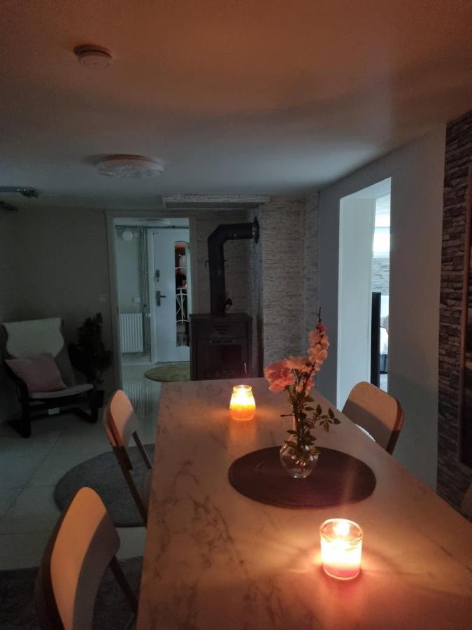 Appartement Moonlight - Trevlig Kallarlagenhet à Broby Extérieur photo